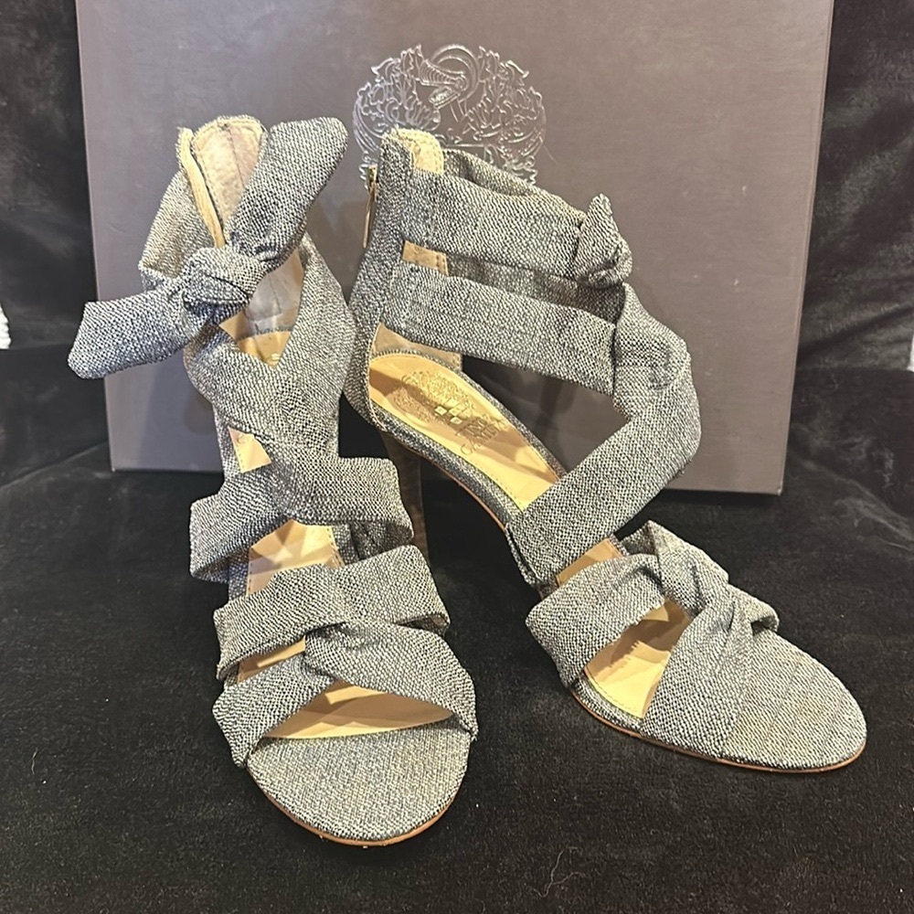⚜️ EUC 🔥VINCE CAMUTO Chania Denim Linen Twisted Strap Cutout Back Zip Heel SZ 8